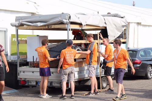 Entladen des Wagens vor der Pit